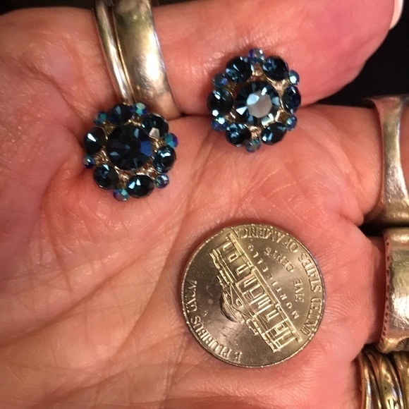 Post Earrings - Picture 4 of 4